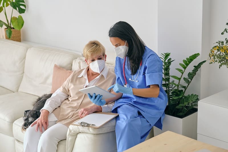 Enfermería ofrecido por Aliviacare: Especialistas en Geriatría y Pediatría