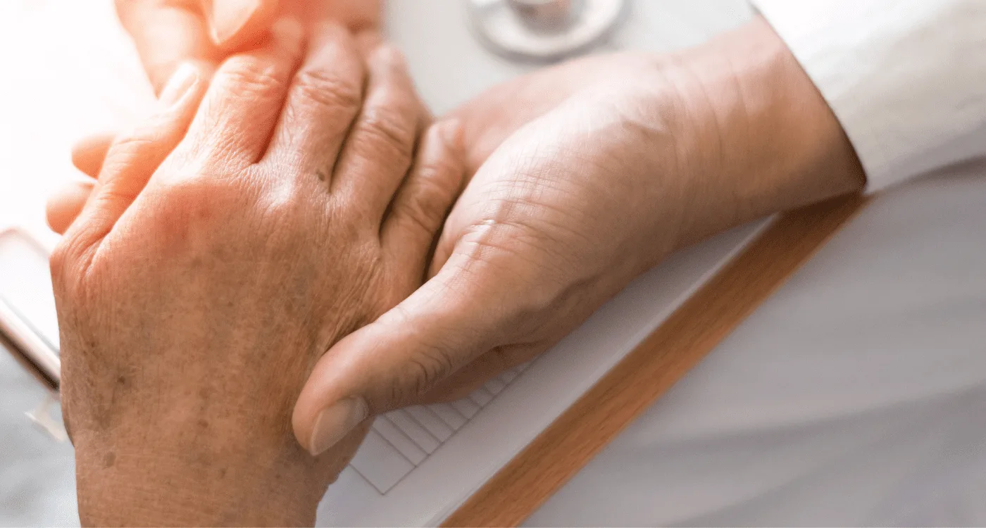 ¿Qué especialista trata las enfermedades crónicas en adultos mayores?